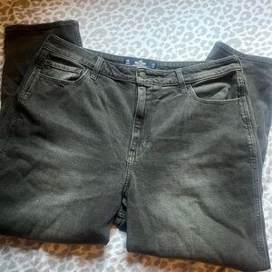 Women’s Hollister Ultra High-Rise Mom Jean — Size 17 Regular